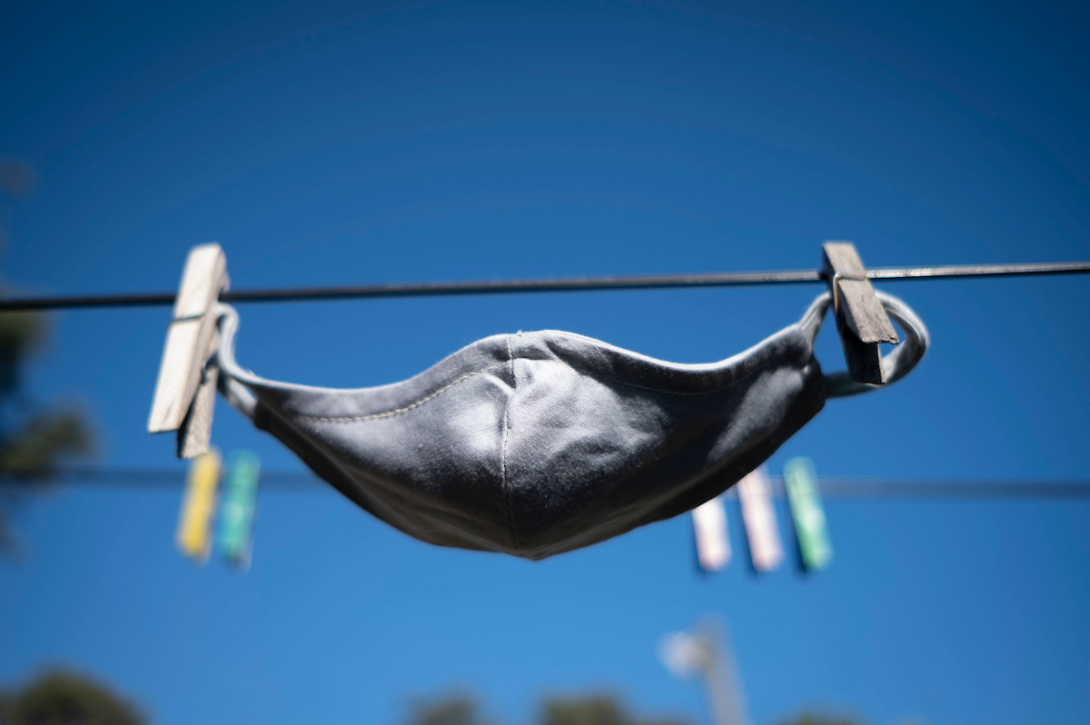 tapabocas colgado en una cuerda