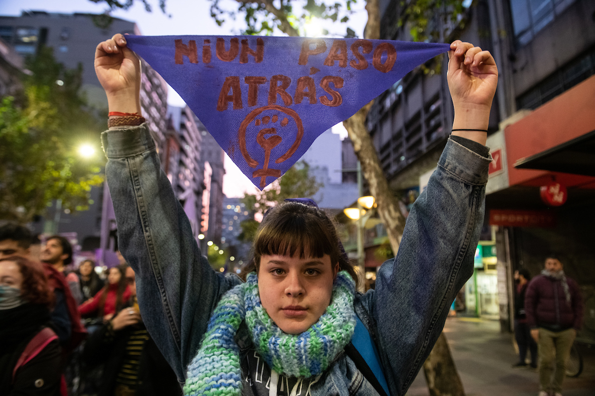Mujer en una marcha