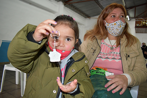 Mónica Villanueva y su pequeña hija Naiara tras recibir la llave de su vivienda.