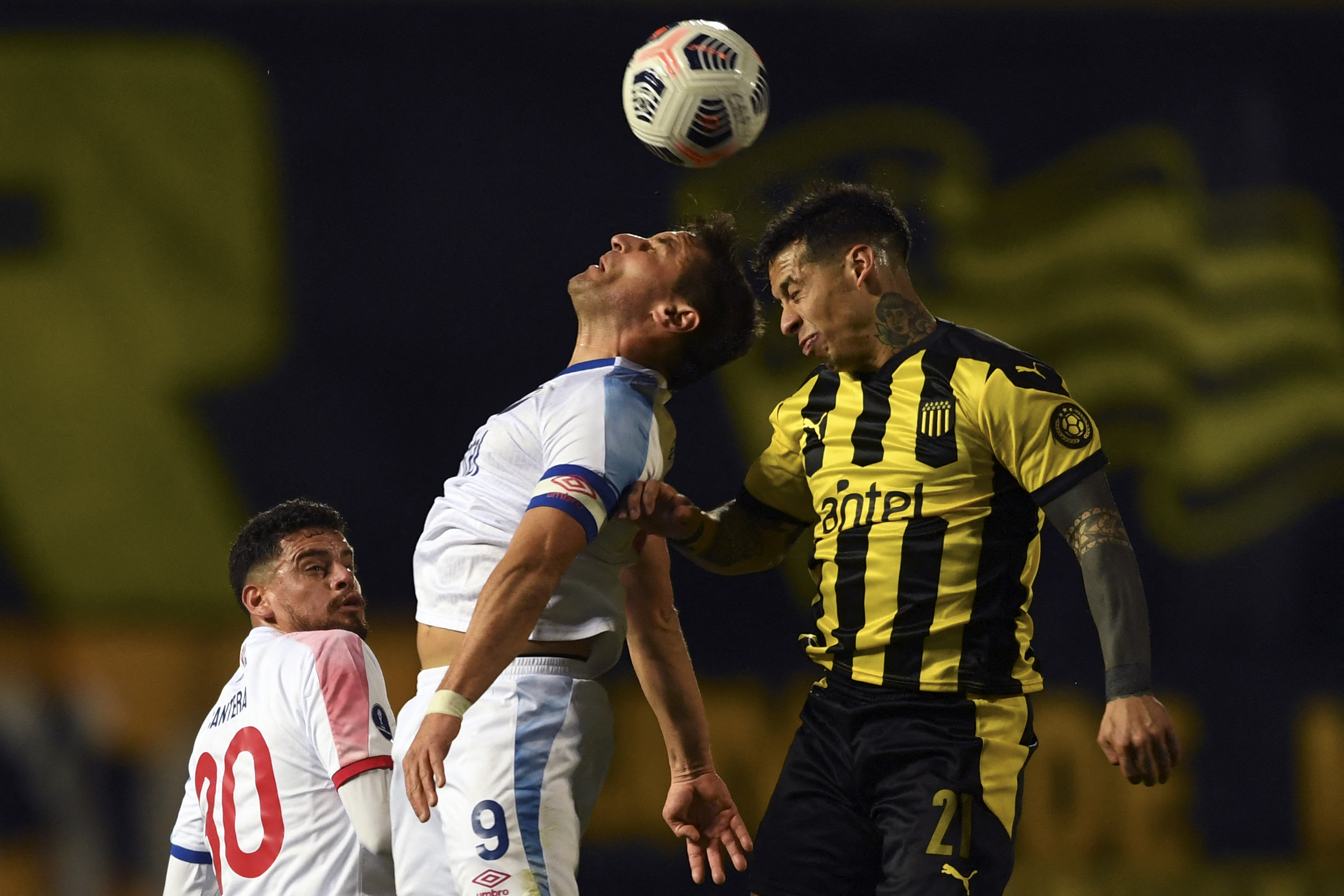 Gonzalo Bergessio y Jesús Trindade disputan la pelota en el Campeón del Siglo