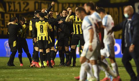 Festejo de Peñarol al final de la serie. Gentileza AFP