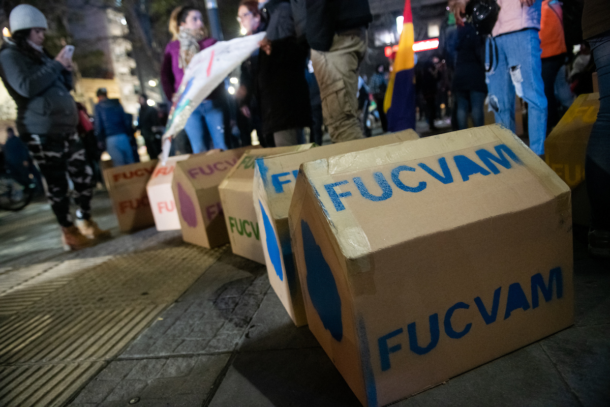 Cajas con forma de casa que dicen FUCVAM