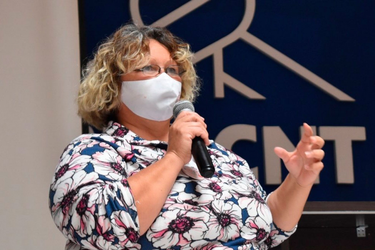 Karina Nuñez realizando una oratoria en una actividad del pit-cnt