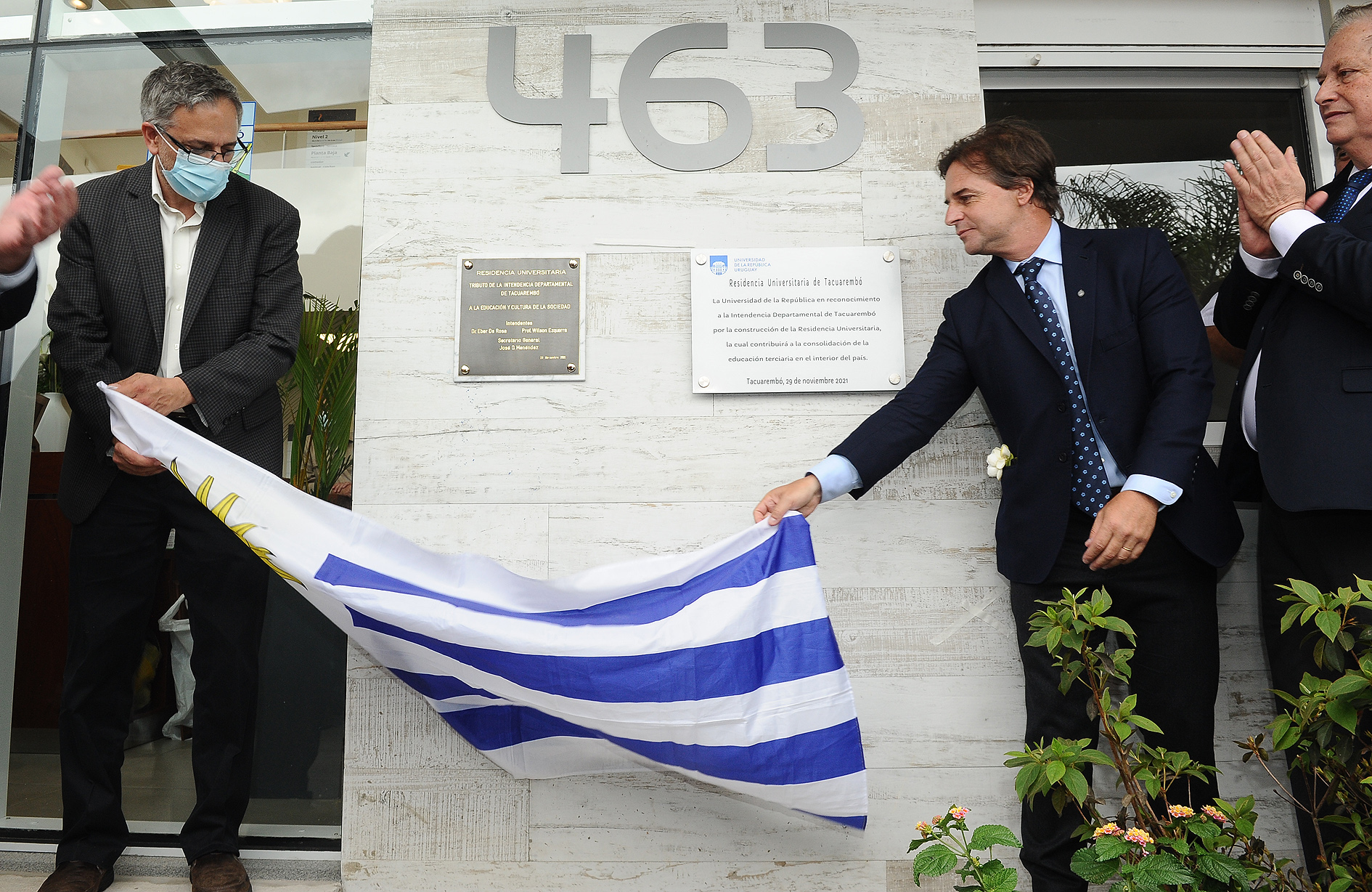 Presidente inaugurando residencia universitaria