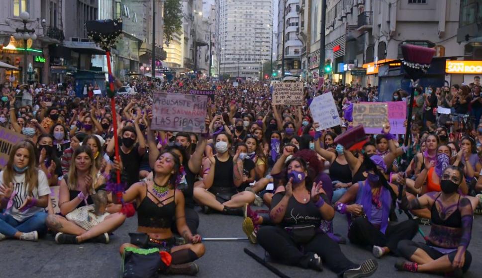 Mujeres sentadas en Av. 18 de Julio durante marcha del 8 de marzo 2021