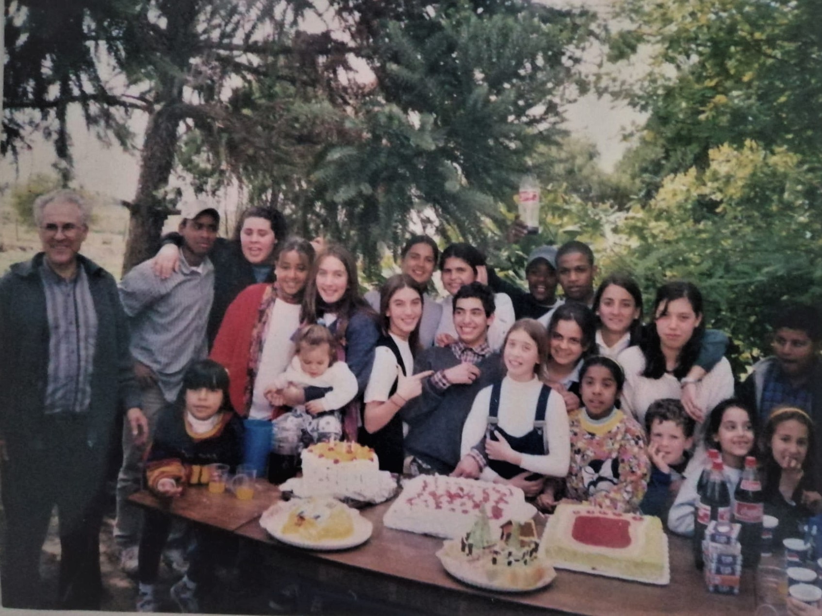 Pérez Aguirre con gurises de La HuellaHace ya más de 40 años se creó, producto de un largo peregrinar, el Servicio de Paz y Justicia (SERPAJ) que contó entre sus fundadores con el sacerdote jesuita Luis Pérez Aguirre (Perico), el también sacerdote Jorge Osorio, el pastor Ademar Olivera, la Dra. Josefina Pla, y Efraín Olivera, entre otros. Este 25 de enero se recuerda el fallecimiento de Perico, en un accidente de tránsito.