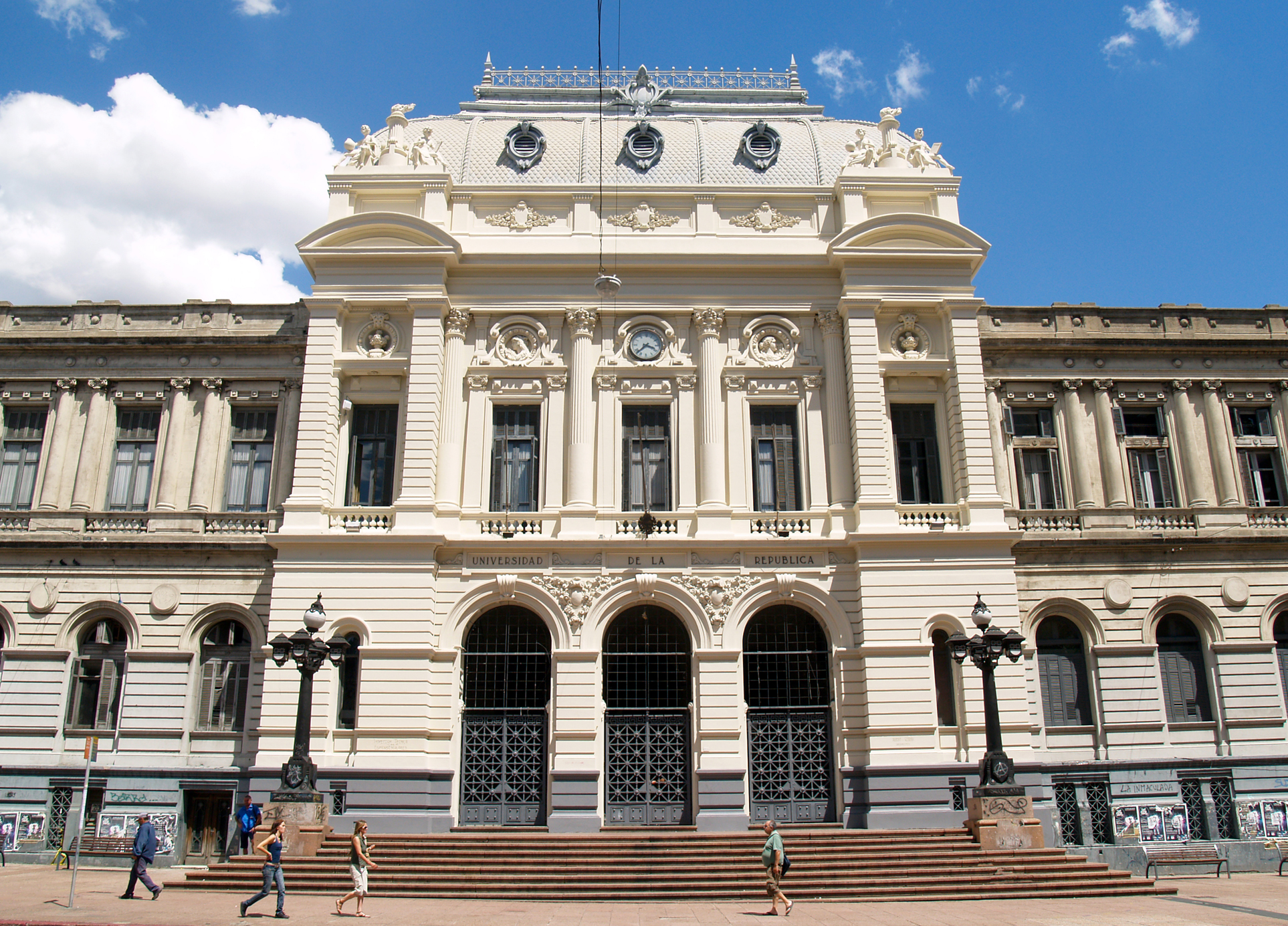 Fachada de la UDELAR