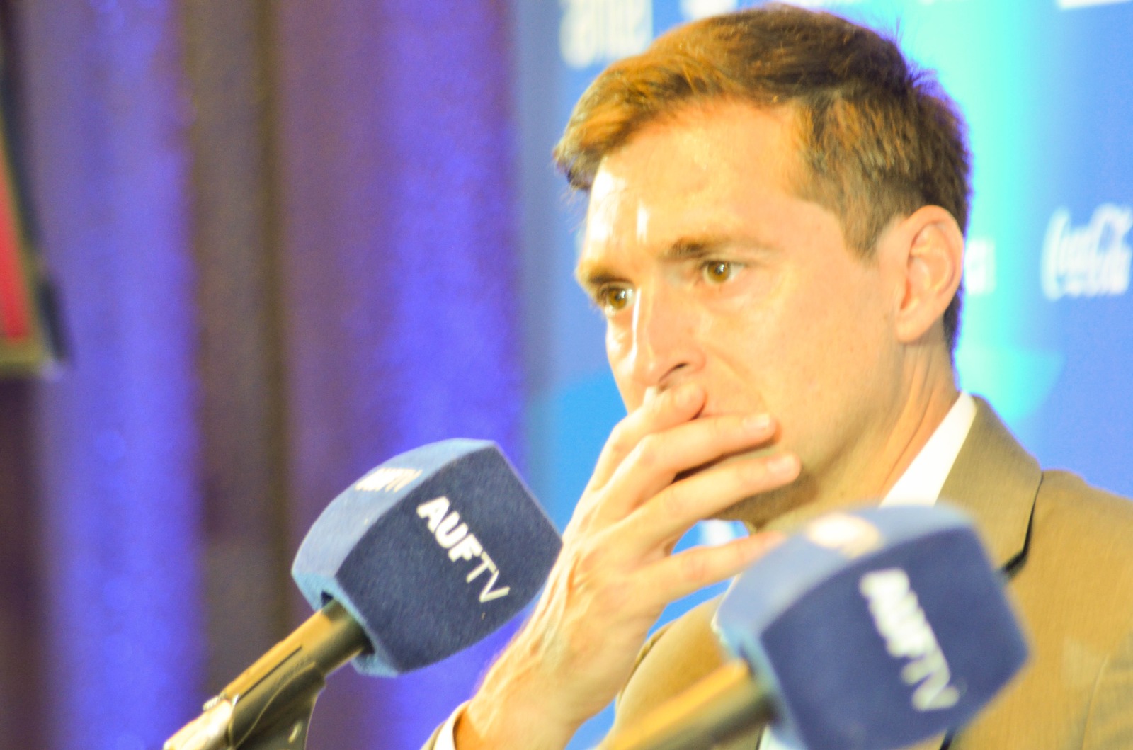 El flamante entrenador en conferencia. 