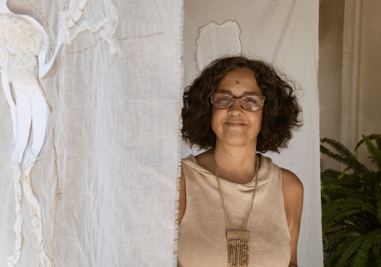 Rosana Greciet junto a una de sus obras textiles