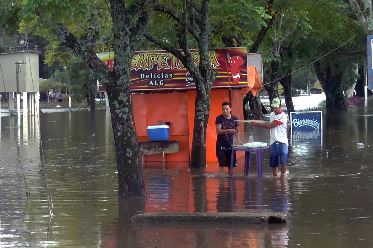 Pequeños comerciantes intentan salvar lo que pueden