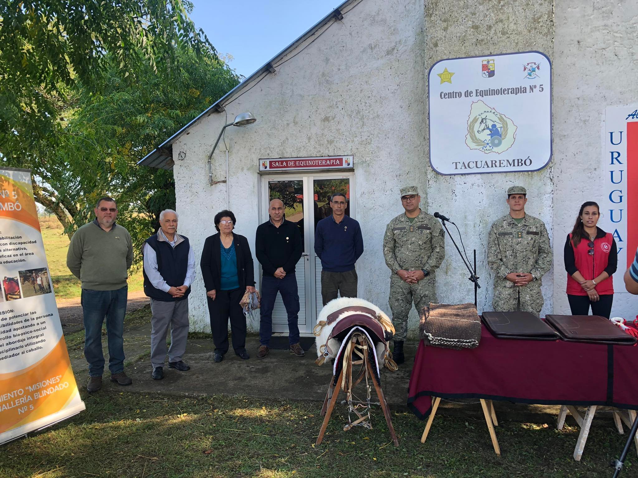 Integrantes de Regimiento V y de Rotary Tacuarembó