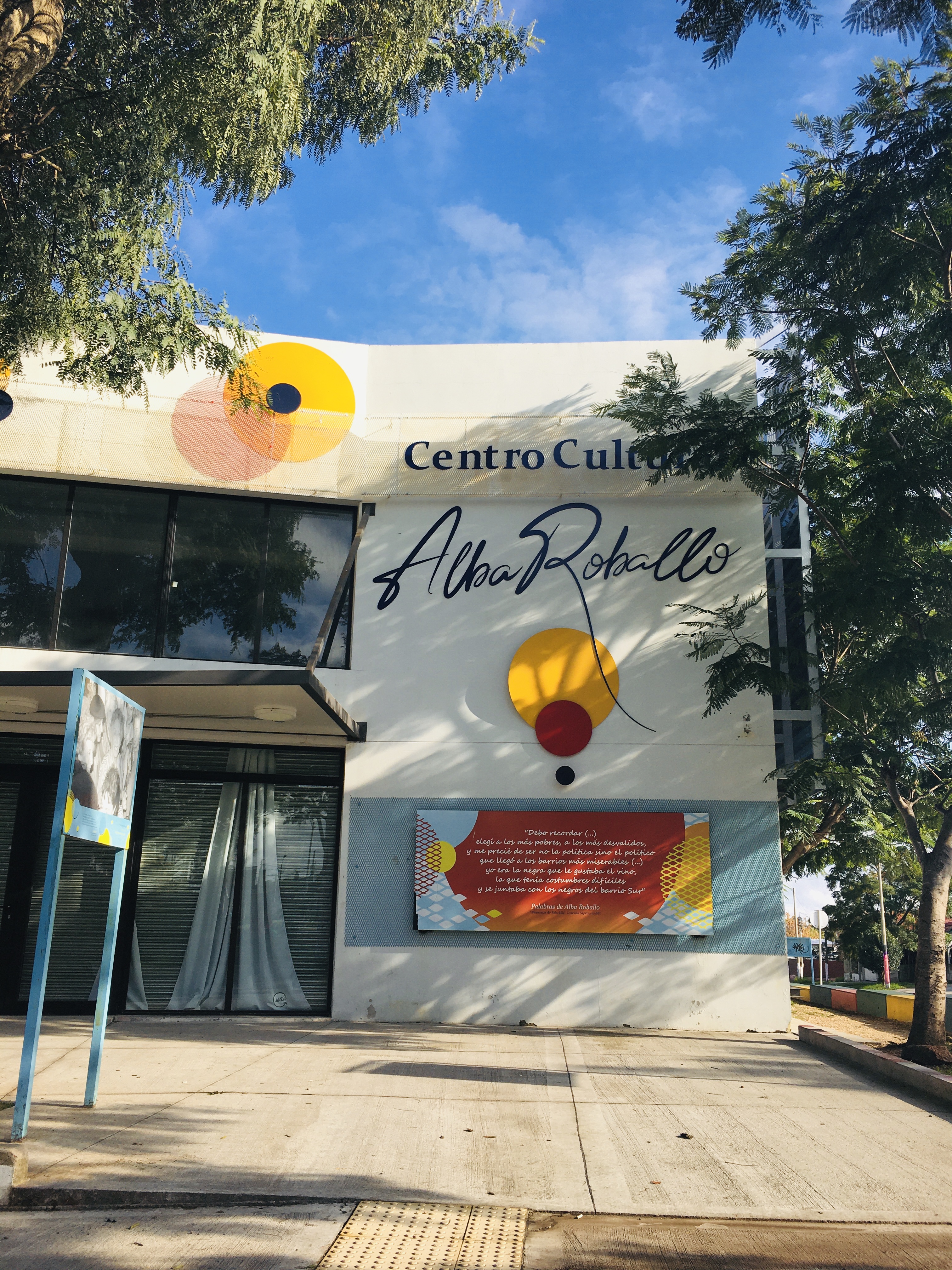 Foto fachada centro cultural Alba Roballo