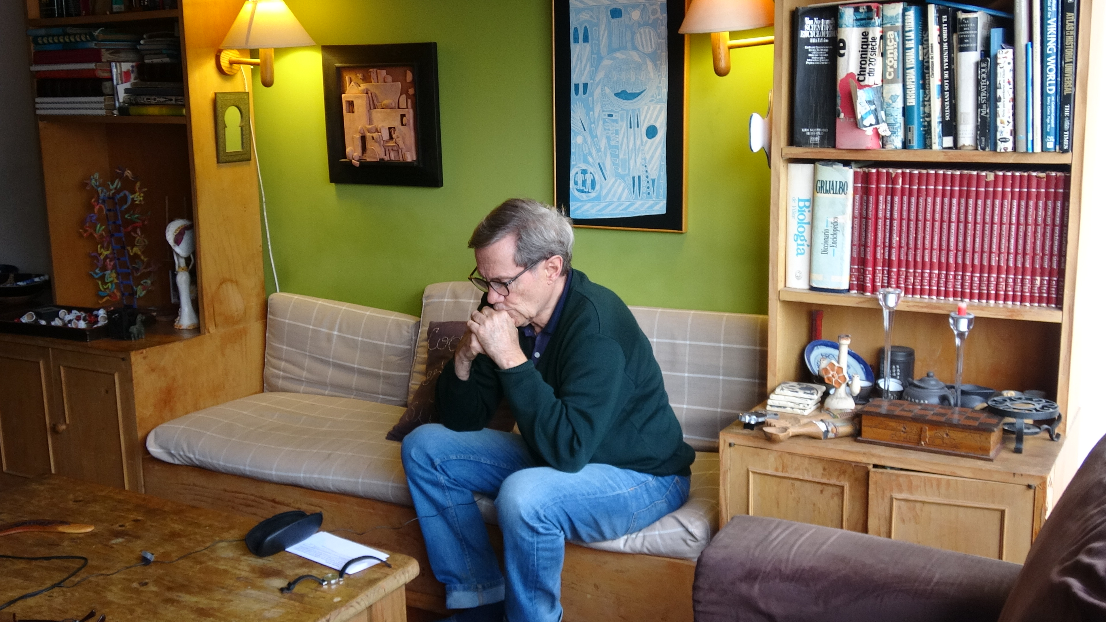 Rodrigo Arocena en su living. Foto de Roberto Saban