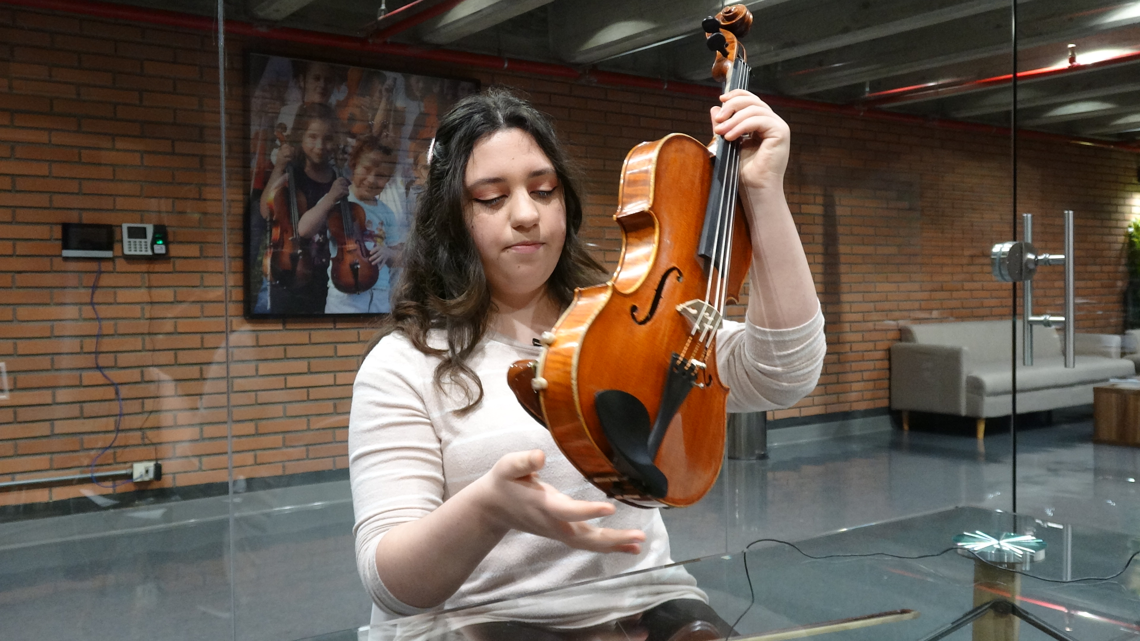 Morena Guerra con su viola en el SODRE