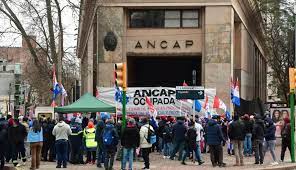 Movilización de FANCAP frente a la sede de la Empresa