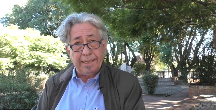 Carlos Liscano en los Jardines del MNAV