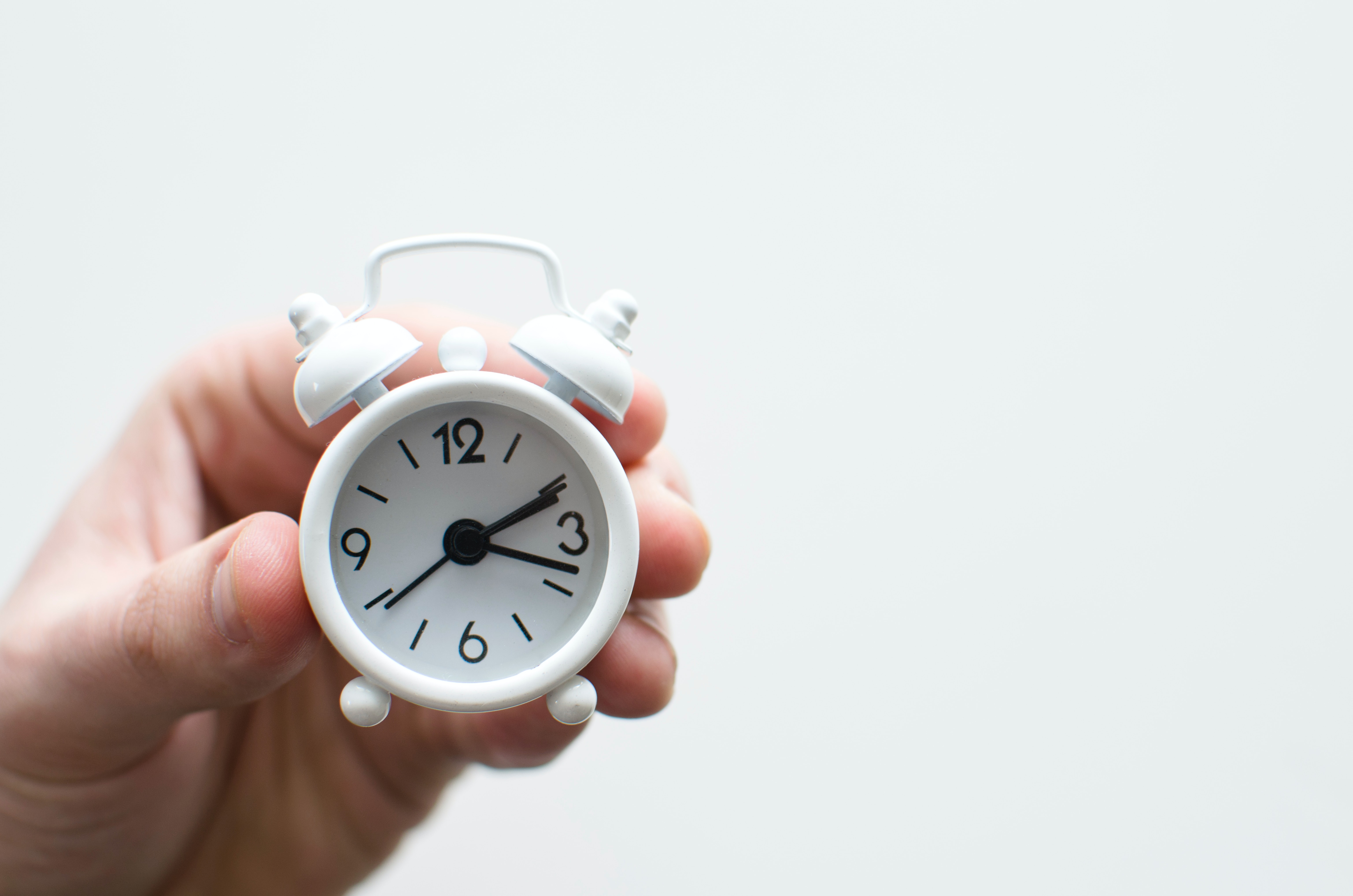 Reloj pequeño tomado por una mano