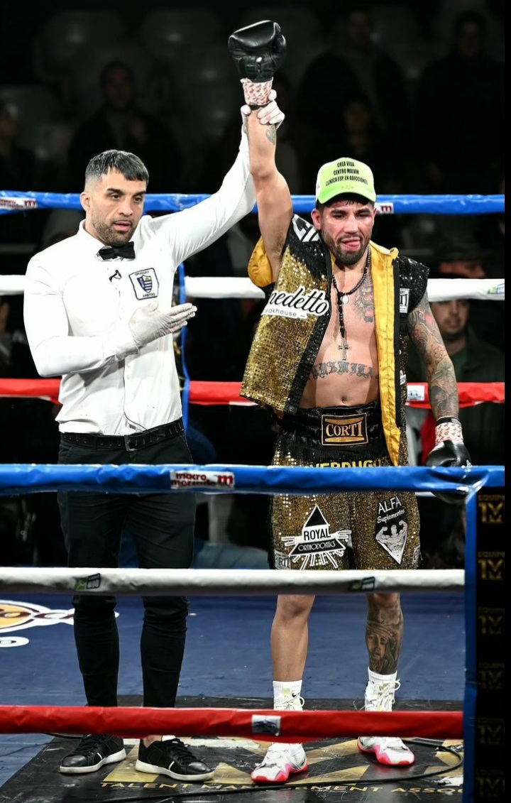 Ganador de la pelea de fondo. Eduardo Abreu