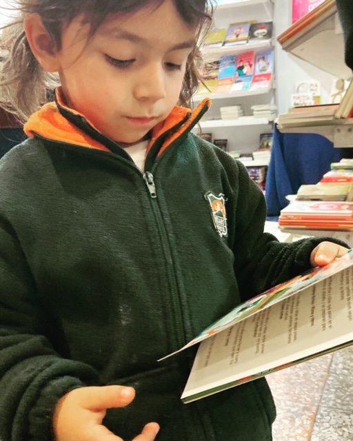 Los niños y los libros en la Feria del libro infantil de la Intendencia