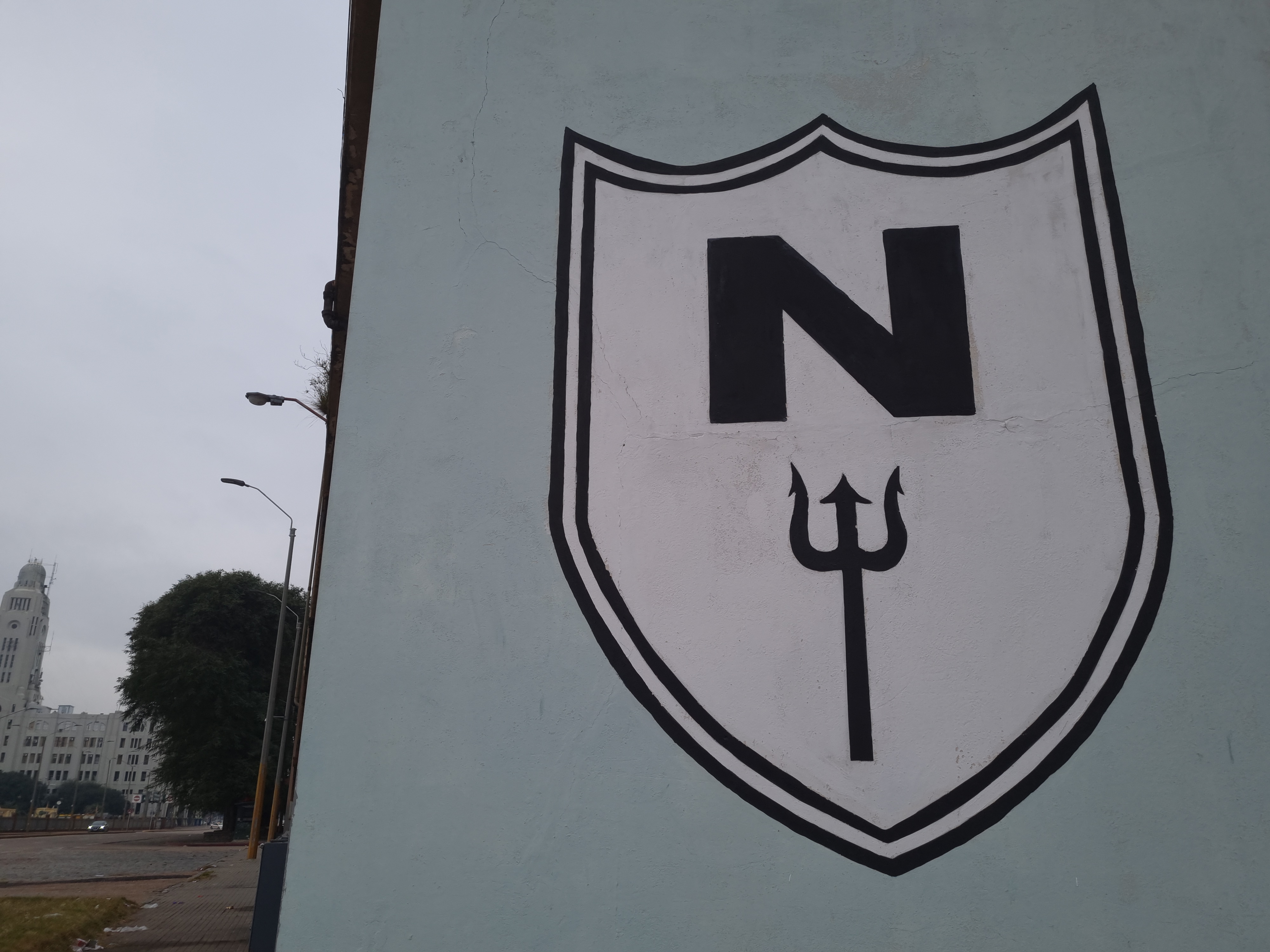 Pintada en la esquina del ex Club Neptuno, rambla portuaria