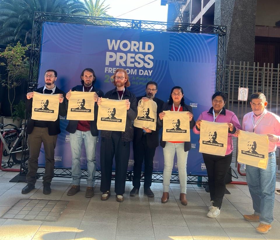 Día mundial de la Libertad de Prensa - Periodistas de Wikileax y de Fepalcsosteniendo bolsas de tela que tienen el retrato de Julian Assange 