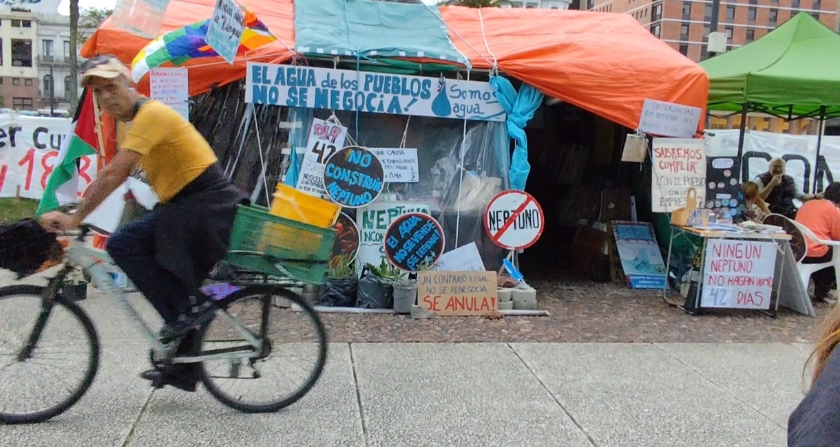 Carpa de la Intersocial de acción por el agua y la vida en Plaza Independencia, frente a Torre Ejecutiva.