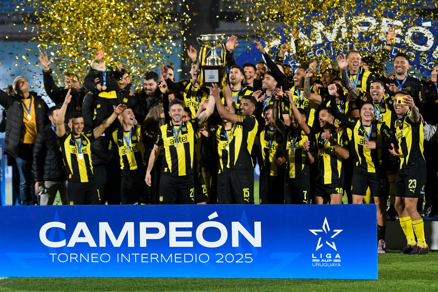 Peñarol Campeón ofrenda el trofeo. Foto: Sandro Pereyra Agencia Gamba