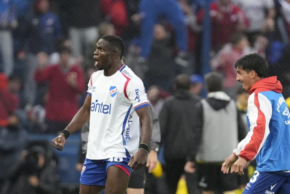 Ebere festeja su gol y Lucas Rodrígez figura tricolor corre a abrazarlo. Foto: Gianni Schiaffarino APU