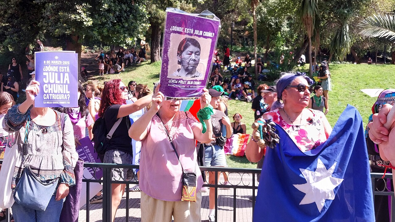 Tres mujeres reclaman por Julia Chuñil durante las manifestaciones del 8M 2025 en Santiago