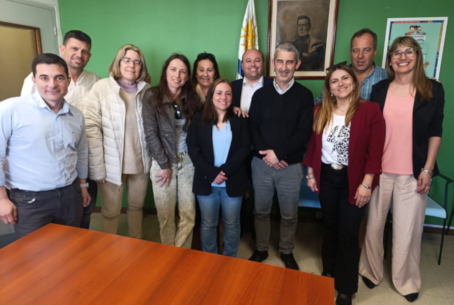 Caggiani reunido con autoridades políticas e integrantes del Liceo