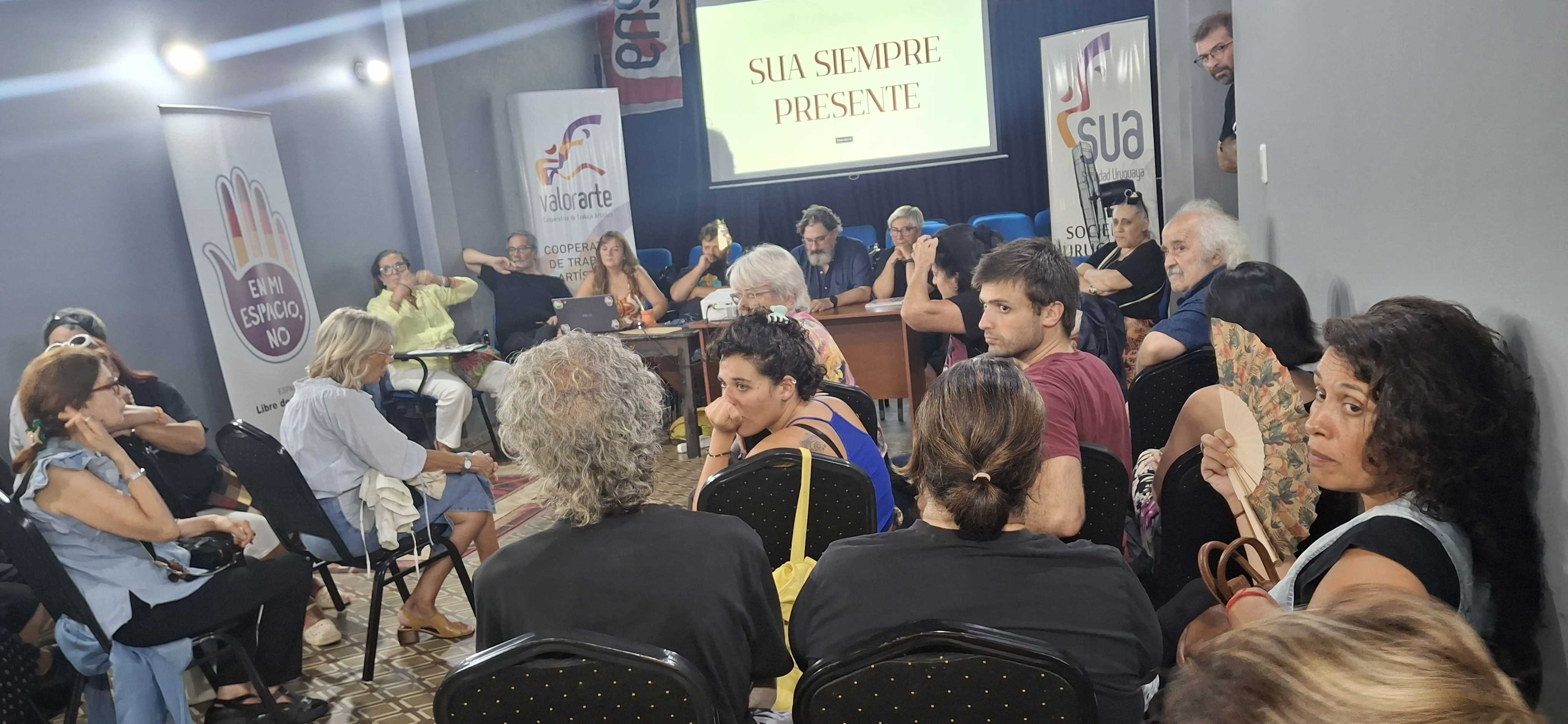 Asamblea realizada en el Centro Cultural Carlos Brussa