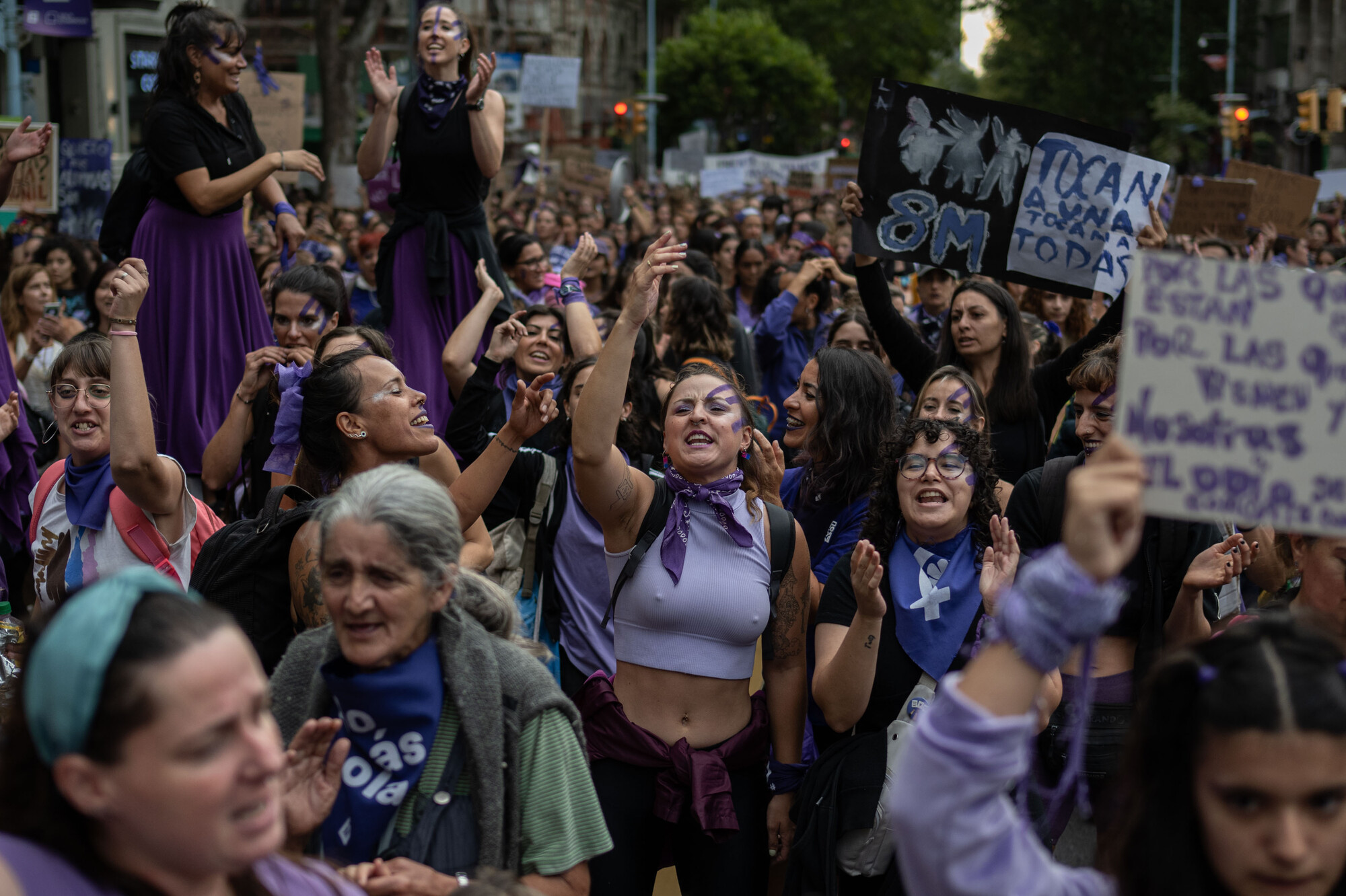 La Secretaría de Género y Feminismos de la Asociación de la Prensa Uruguaya (APU) difundió un comunicado en el que reivindica un 8 de marzo antiimperialista, exige igualdad salarial y reclama condiciones dignas y seguras para las mujeres trabajadoras de la comunicación.