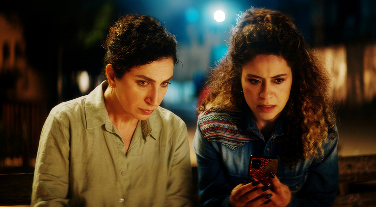 Ya está en las salas de cine una película muy recomendable, viene desde lejos, se trata de “Gracias por operar con nuestro banco” (Thank You for Banking with Us) está dirigida por Laila Abbas. Una mirada al mundo femenino, donde los obstáculos están siempre a mano.