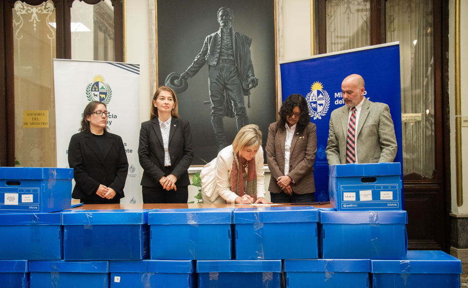 Nuevo aporte a la memoria: Interior transfirió documentación histórica del período 1968-1985