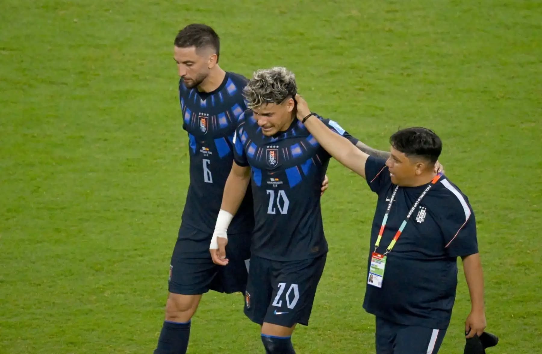 Bentancur y Araujo dos baluartes se van quebrados de la cancha. Foto gentileza EFE