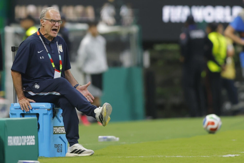 Marcelo Bielsa dirigiendo en Mundial 2026. Gentileza Canal 5