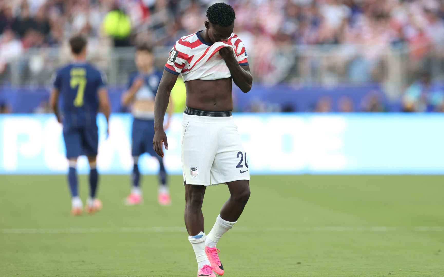 Folarin Balogun, de Estados Unidos, recibe tarjeta roja por una falta sobre Tarik Muharemovic, de Bosnia y Herzegovina, el 1 de julio de 2026 en Santa Clara, California. Foto de la web de AIPS Charlotte Wilson Getty Images