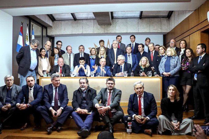 Los partidos que integran la Coalición Republicana anunciaron que no acompañarán en general el proyecto de Rendición de Cuentas enviado por el gobierno de Yamandú Orsi al Parlamento, al considerar que refleja los resultados de "un año de mal gobierno". No obstante, adelantaron que participarán en la discusión de cada uno de los artículos y presentarán propuestas de modificación.  El anuncio fue realizado este jueves en conferencia de prensa por dirigentes de la oposición. El senador del Partido Nacional, Ja