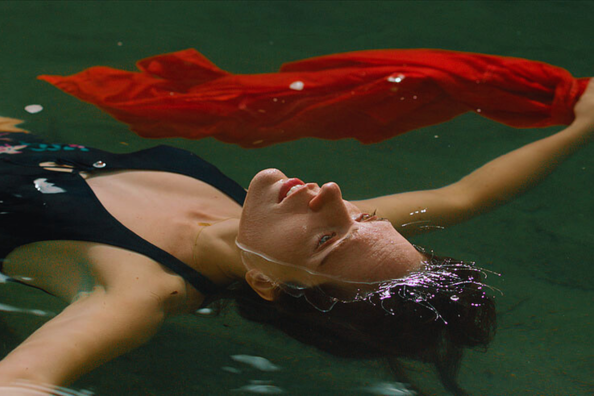 Durante un verano en Madrid, Eva se entrega al calor, la soledad y el silencio para redescubrirse. 