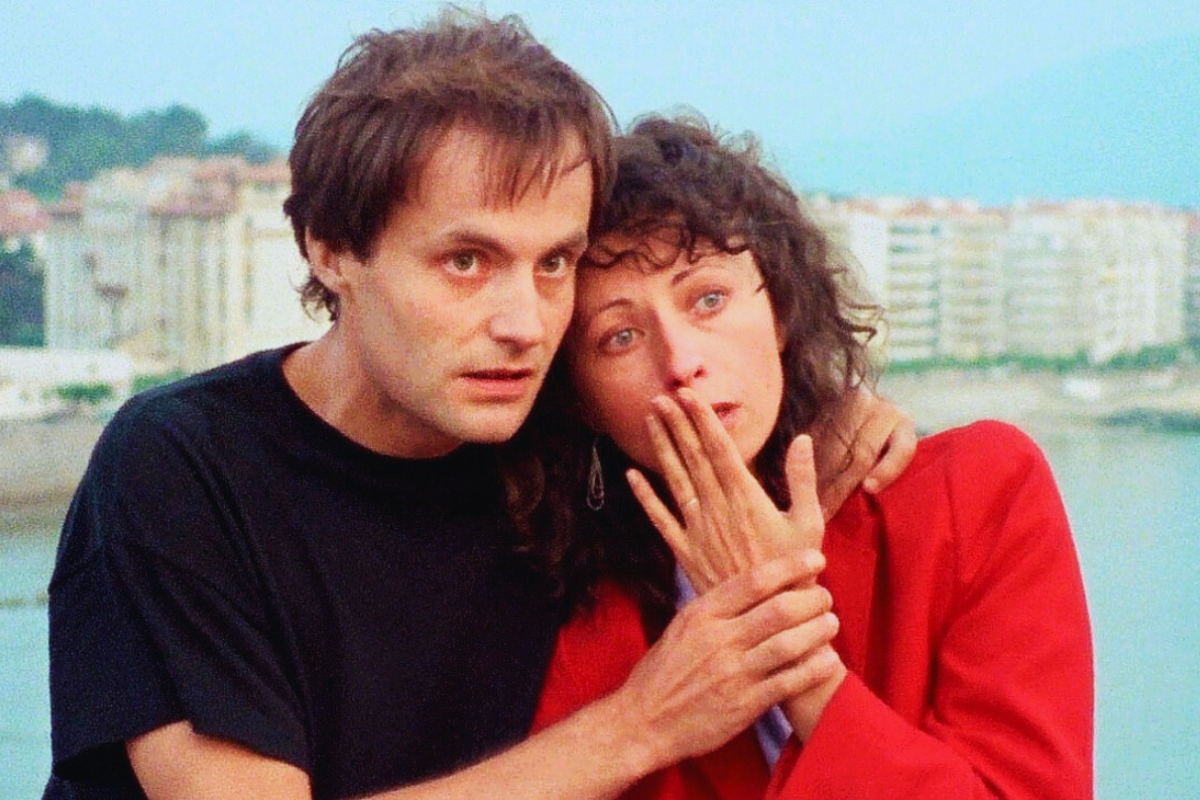 Delphine, atrapada entre el deseo de compañía y la incomodidad de las convenciones sociales, emprende un verano lleno de huidas y encuentros inesperados.