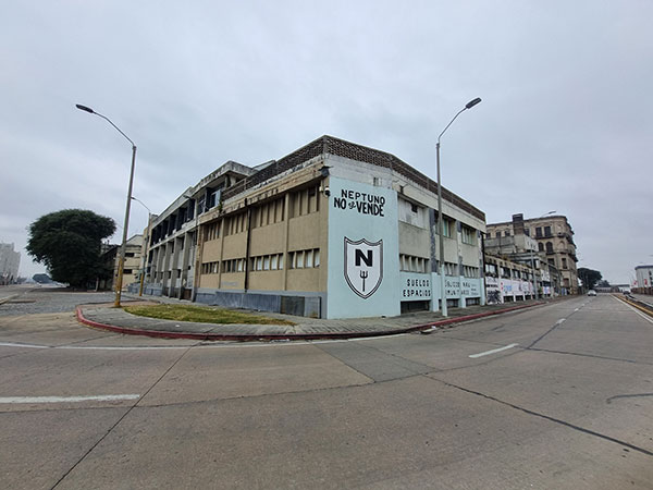 Esquina del ex Club Neptuno sobre rambla portuaria - Foto: Victoria Camboni