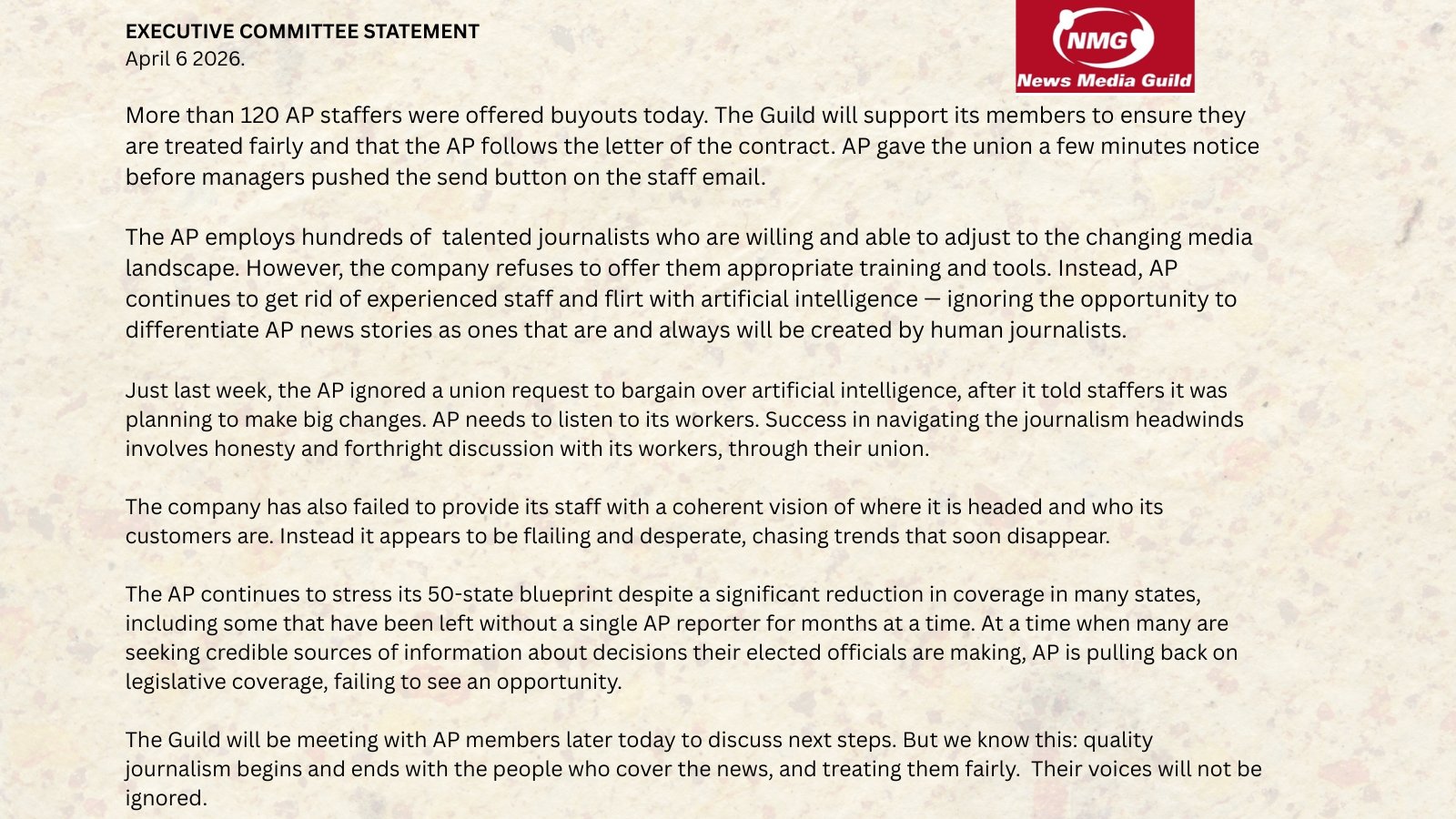 El sindicato News Media Guild, que representa a trabajadores de medios como Associated Press (AP), denunció que más de 120 empleados fueron incentivados a aceptar retiros voluntarios, en un contexto de tensiones laborales y cambios en la estrategia de la empresa.  En un comunicado, la organización sindical criticó que AP avanzó con estas decisiones con escaso aviso previo y sin un diálogo adecuado con el sindicato. Además, advirtió sobre el creciente uso de inteligencia artificial en la producción informativa sin garantizar capacitación, herramientas ni protección para los trabajadores.  El gremio también señaló la falta de una visión clara por parte de la empresa, así como la reducción de la cobertura periodística en distintos estados, lo que —según sostienen— afecta la calidad informativa en un momento de alta demanda de información confiable.  Desde el sindicato remarcaron que el futuro del periodismo debe construirse con sus trabajadores y reclamaron negociaciones transparentes, advirtiendo que el respeto a las condiciones laborales es clave para sostener un periodismo de calidad.