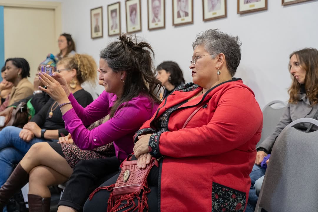 Karina Núñez Rodríguez nació en Fray Bentos y es la cuarta generación de trabajadoras sexuales en su familia. Referente y activista por los derechos de las trabajadoras sexuales, niñas, niños, adolescentes y la población LGBTIQ+, es además Defensora de Derechos desde los feminismos populares.