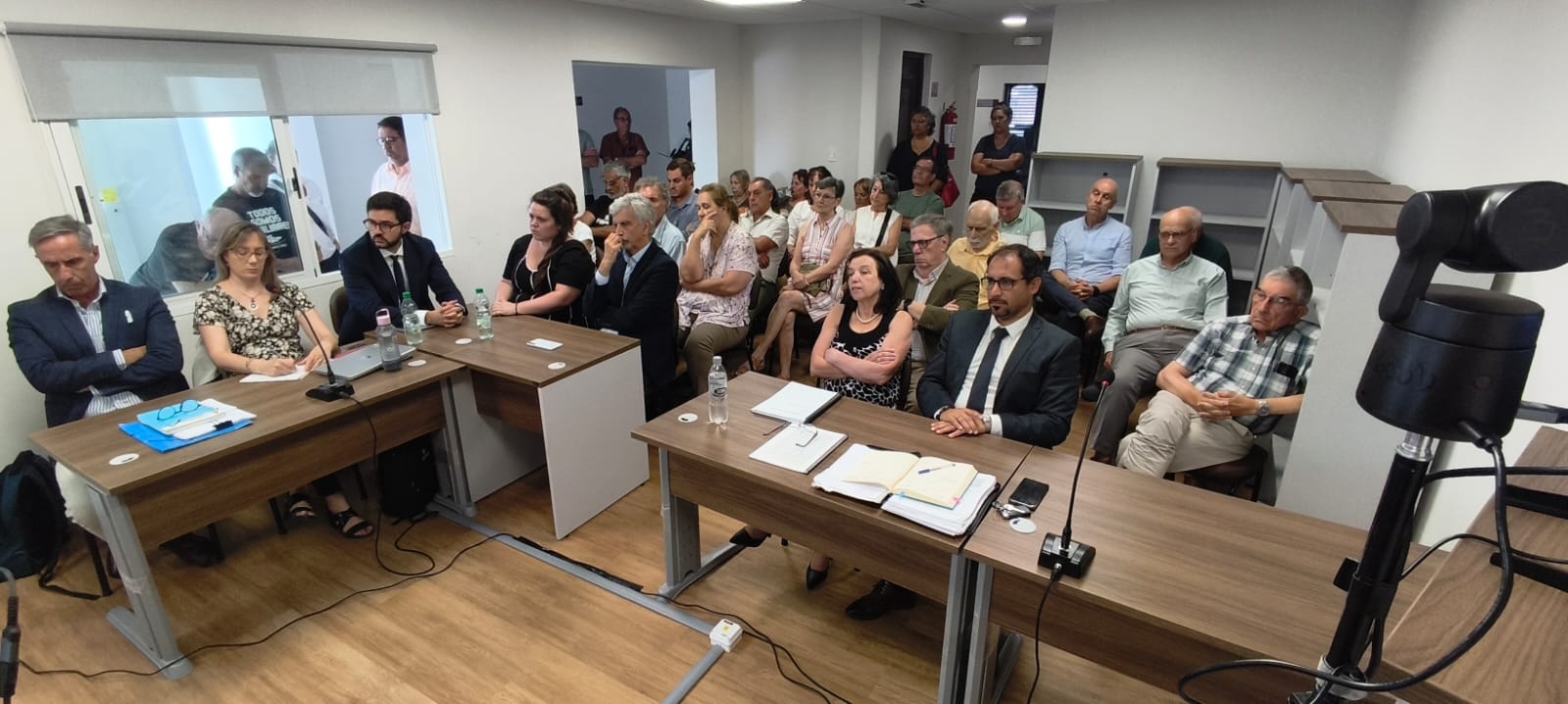 Todos los condenados fueron hallados responsables de reiterados delitos de privación de libertad, abuso de autoridad contra detenidos y lesiones graves, en distintos regímenes de reiteración y concurso, con descuento de la prisión preventiva cumplida y la obligación de afrontar los gastos de manutención establecidos por el Código Penal.