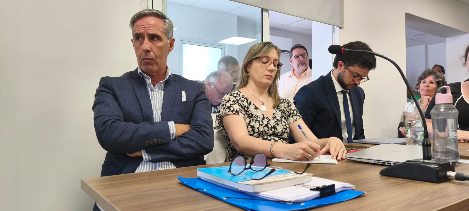 Todos los condenados fueron hallados responsables de reiterados delitos de privación de libertad, abuso de autoridad contra detenidos y lesiones graves, en distintos regímenes de reiteración y concurso, con descuento de la prisión preventiva cumplida y la obligación de afrontar los gastos de manutención establecidos por el Código Penal.