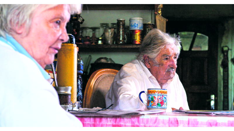 El documental que retrata la vida compartida entre Lucía Topolansky y José "Pepe" Mujica llega hoy a la gran pantalla con un evento homenaje. La obra también se convierte en libro, ampliando el registro de esta historia de amor, militancia y memoria.