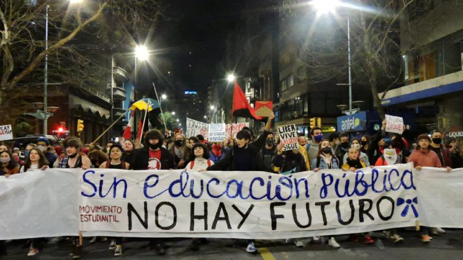 Movilización estudiantil por Avenida 18 de Julio