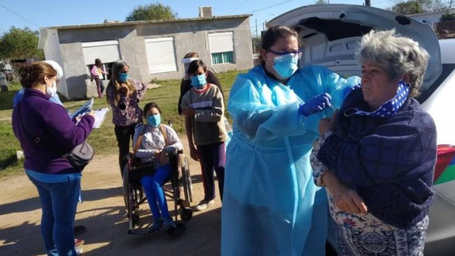 Personal de la salud vacunando en Canelones