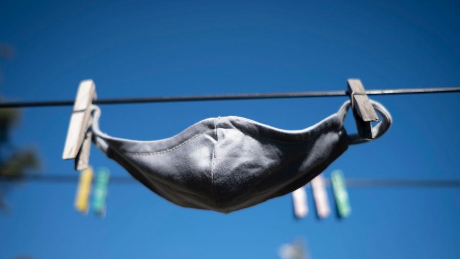 tapabocas colgado en una cuerda