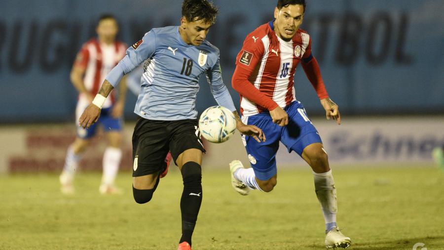 Facundo Torres controla la pelota ante la atenta mirada del defensor Gustavo Gómez. 